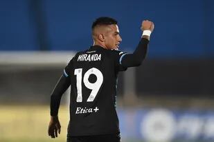 Leonel Miranda celebra el gol en tiempo de descuento (y de cabeza) para el triunfo de Racing en Uruguay por 1-0, por la Copa Sudamericana