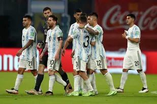 Los jugadores de Argentina tras el empate 1-1 contra Chile por las eliminatorias del Mundial, el jueves 3 de junio de 2021, en Santiago del Estero, Argentina. (Juan Mabromata, Pool vía AP)