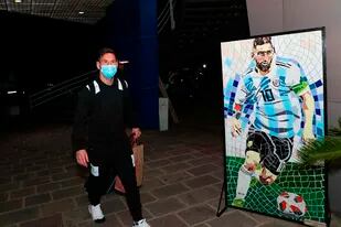 Lionel Messi volverá a la selección, después de algo más de seis meses, y vivirá en el predio de Ezeiza bajo estrictas normas sanitarias; no habrá salidas ni visitas durante varias semanas