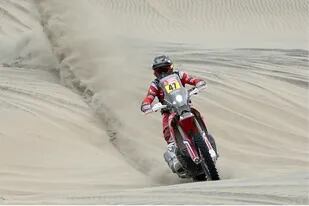 La moto de Benavides atraviesa las dunas entre San Juan de Marcona y Arequipa