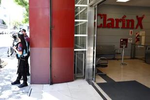 La sede de Clarín, con custodia policial, después del ataque con bombas molotov del lunes a la noche