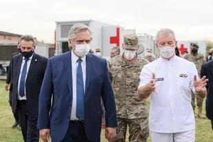 El presidente Alberto Fernández, en una recorrido por un centro de salud móvil donado por China que se instaló en La Matanza