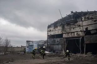 Bomberos tratan de apagar un fuego en una fábrica dañada luego de un ataque ruso en Kramatorsk, Ucrania, el jueves 14 de abril de 2022. (AP Foto/Petros Giannakouris)