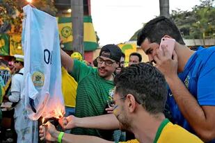 Copa América: hinchas de Brasil quemaron una camiseta de Messi - LA NACION