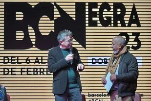 El teniente de alcalde de Cultura de Barcelona, Jordi Martí, y Leonardo Padura en el escenario del teatro El Molino, una de las sedes de Barcelona Negra