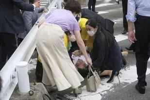 El momento en el que Shinzo Abe se derrumba. Se visualiza sangre en su pecho.