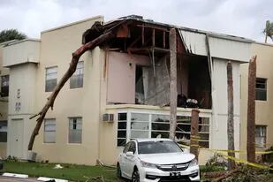 Un departamento dañado por los fuertes vientos generados por el huracán Ian en la comunidad Kings Point, en Delray Beach, Florida, el miércoles 28 de septiembre de 2022. (Carline Jean /South Florida Sun-Sentinel via AP)