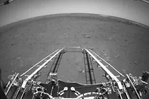 Las imágenes frontales muestran el paisaje llano de Utopia Planitia
