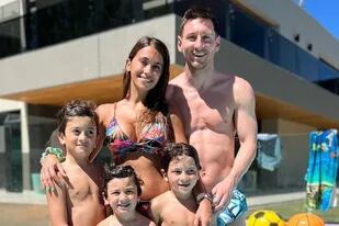 Lionel Messi jugó al fútbol con sus hijos en Ibiza y Antonela grabó el momento