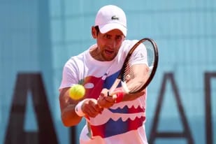 El número 1 del mundo, Novak Djokovic, entrenándose en Madrid, antes de su debut en el Masters 1000 español.