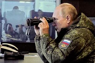 El presidente ruso Vladimir Putin observa el ejercicio militar Vostok 2022 en el extremo oriental de Rusia, a las afueras de Vladivostok, el martes 6 de septiembre de 2022.