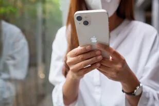 A dos años del inicio de la pandemia, Apple finalmente habilita un escaneo parcial del rostro con barbijo para el desbloqueo del iPhone, una función que llegará con la versión definitiva de iOS 15.4