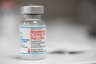 Un vial de la vacuna de Moderna para el COVID-19 es visto en una farmacia en Portland, Oregon, el 27 de diciembre de 2022. (AP Foto/Jenny Kane)