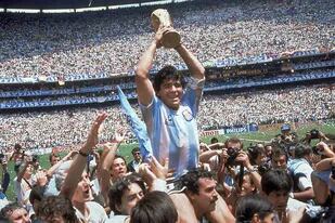 Campeón del mundo! Diego levantó la Copa en 1986
