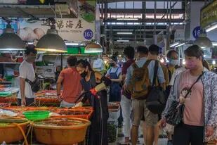 Un mercado de pescado en Donggang, Taiwán, repleto de gente en medio de las crecientes tensiones con China, el 6 de agosto de 2022.