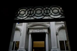 El Banco Central, condenado a vender reservas sin planes de estímulo a la oferta privada de visita