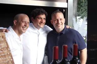 El chef argentino junto a sus pares Mickael y Gaël Tourteaux, durante el evento argentino en Francia