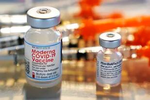 Frascos con dosis de las vacunas de Moderna y Pfizer contra la Covid-19 en una clínica de Exeter, Nueva Hampshire