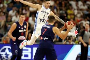 Luca Vildoza en acción en el último Mundial de China; los medios norteamericanos dicen que su llegada a los Knicks es inminente