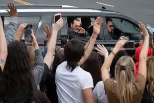 Johnny Depp saluda a la salida del tribunal durante el juicio cruzado contra Amber Heard