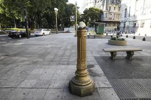 Las farolas frente a la Plaza San Martín, también fueron víctimas del vandalismo durante la cuarentena