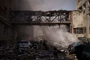 Bomberos trabajan para extinguir varios inendios tras un ataque ruso en Járkiv, Ucrania, el sábado 16 de abril de 2022. (AP Foto/Felipe Dana)
