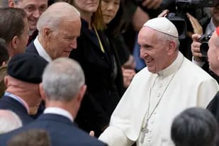 En esta foto del 29 de abril del 2016, el papa Francisco estrecha la mano del entonces vicepresidente estadounidense, Joe Biden, en El Vaticano