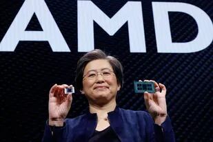 Lisa Su, CEO de AMD, muestra un chip Ryzen 4000 y Radeon 5600