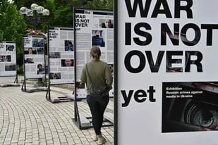 Parte de la muestra "La guerra todavía  no terminó", que  se exhibe en el parque Taras Shevchenko de Kiev