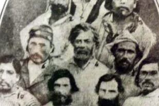 Gerónimo Solané, en el medio, rodeado por sus "apóstoles"