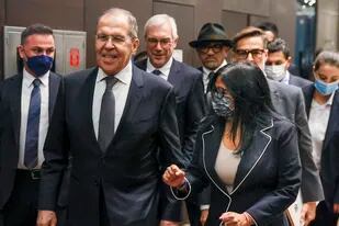 El canciller ruso, Serguey Lavrov, junto a la vicepresidenta venezolana, Delcy Rodriguez, en Antalya, Turquía