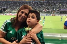 Esta mujer brasileña le relata los partidos de fútbol a su hijo no vidente