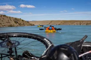 Tres amigos se embarcaron en una travesía de 385 km por el último río glaciar libre en el marco de la estepa patagónica