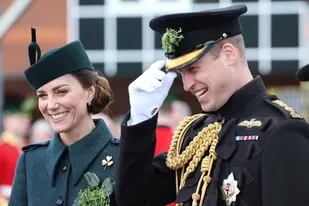 ARCHIVO - El duque y la duquesa de Cambridge presencian el desfile por el Día de San Patricio en el cuartel de Mons en Aldershot, Inglaterra, el 17 de marzo de 2022. (Chris Jackson/Pool vía AP, archivo)