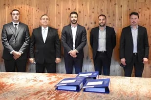 Antonio Pronsato (segundo desde la izquierda) y otros funcionarios en el acto de apertura de licitación Pública N° 01-2022 para la adquisición de cañerías del Gasoducto Presidente Néstor Kirchner