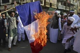 Manifestantes en Paquistán queman la bandera de Francia