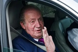 22/05/2022 El Rey Emérito Juan Carlos I saluda desde un vehículo a su salida de la casa de Sanxenxo camino de Madrid POLITICA EUROPA ESPAÑA SOCIEDAD ÁLVARO BALLESTEROS / EUROPA PRESS