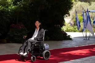 ARCHIVO - La ministra de Energía israelí, Karine Elharrar, arriba a un retrato con el nuevo gobierno, 14 de junio de 2021 en Jerusalén. Arribó el martes 2 de noviembre de 2021 a la cumbre global sobre el clima en Escocia un día después que la policía impidió que su vehículo adaptado para su silla de ruedas llegara a la sede de la conferencia. (AP Foto/Maya Alleruzzo, File)