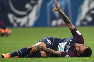 El momento de la lesión de Dani Alves, el martes pasado por la Copa Francia