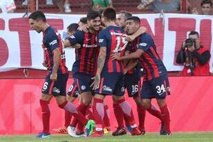 Matias Caruzzo encabeza el festejo del 1-1 de San Lorenzo a Huracán; el central terminó como un delantero más para buscar el empate