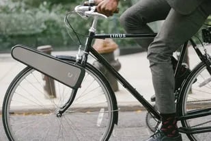 El dispositivo Click bike de propulsión portátil transforma al instante cualquier bicicleta en una bicicleta eléctrica.