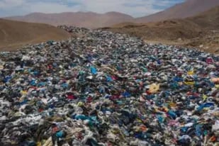 Se calcula que más de 300 hectáreas del desierto de Atacama están cubiertas de desechos textiles