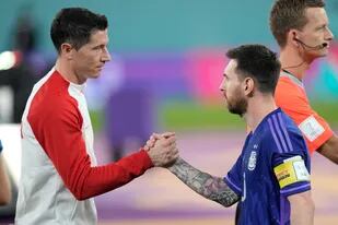 Lionel Messi y Robert Lewandowski se saludan al término del partido entre Argentina y Polonia, en el que tuvieron algunos cruces