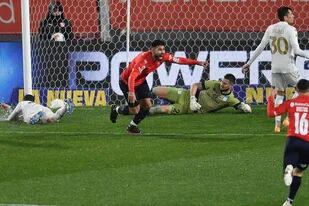 Silvio Romero festeja su gol de cabeza durante el clásico de Avellaneda que disputan entre Independiente y Racing