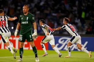 Héctor Fértoli inicia el festejo de su gol; Talleres derrotó a Universidad Católica en el grupo H de la Copa Libertadores.