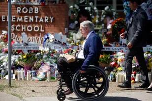 El gobernador de Texas, Greg Abbott, pasa frente a un altar improvisado afuera de la Escuela Primaria Robb en honor a las víctimas de una masacre escolar, el 29 de mayo de 2022, en Uvalde, Texas. (AP Foto/Darío López-Mills, archivo)