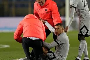 La cara de Kylian Mbappé lo dice todo mientras recibe asistencia médica ante Montpellier por la Ligue 1