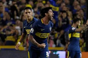 Pablo Pérez, por entonces capitán de Boca, le grita eufórico a la platea baja de la Bombonera, ante la mirada impávida de Cristian Pavón. Fue en un partido ante Talleres de Córdoba por el torneo local