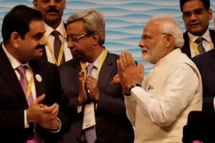 Los nexos del magnate Gautam Adani con el primer ministro indio, Narendra Moodi, son para muchos el motivo que explica que el sorprendente éxito que el empresario logró en los últimos años