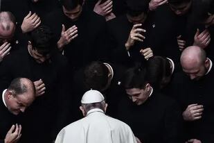 El papa Francisco con sacerdotes